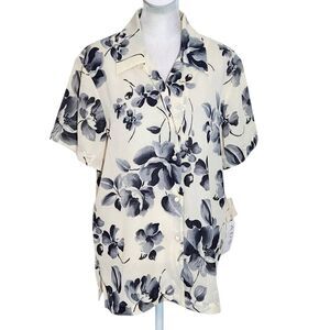 Chaus Gray and Cream Short Sleeve Button-Up Blouse NWT Size 10 Gray Floral Top